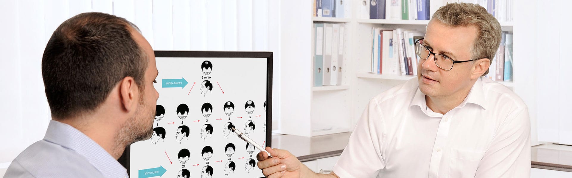 Dr. Med. Domeisen Berät Einen Patienten Mit Haarausfall Am Hinterkopf Am Computer Mit Anschauungsbildern