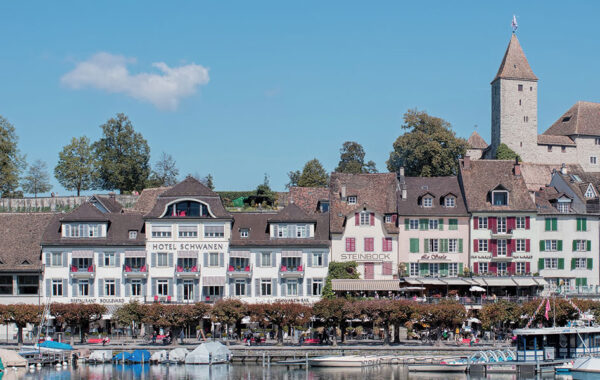 Sicht vom Zürichsee auf die Stadt Rapperswil, Ortschaft der Clinic Pilopro